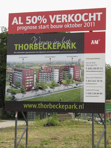 905656 Afbeelding van het bouwbord 'Wonen in het THORBECKEPARK', bij de Thorbeckelaan te Utrecht.